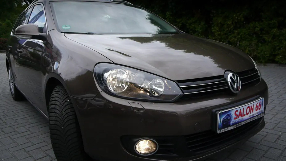 VOLKSWAGEN Golf -