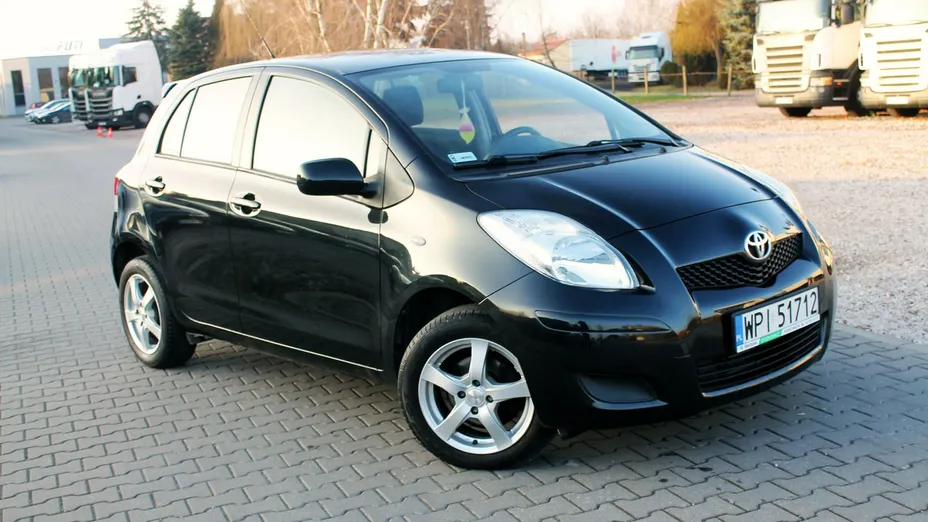 TOYOTA Yaris -