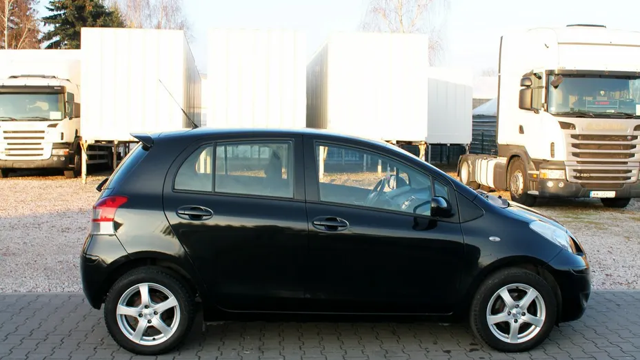 TOYOTA Yaris -