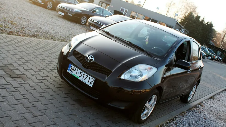 TOYOTA Yaris -