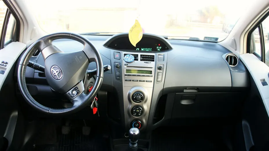 TOYOTA Yaris -