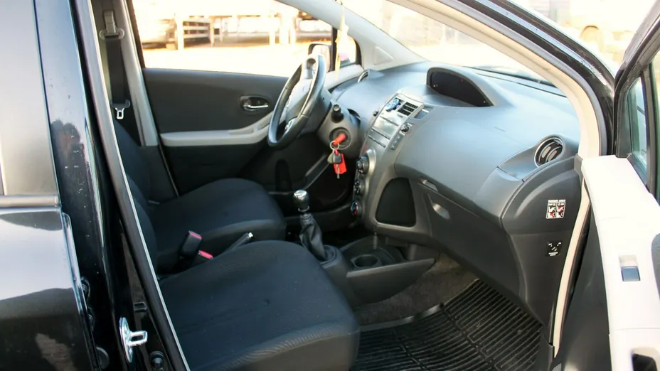 TOYOTA Yaris -