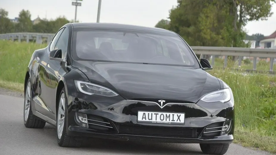 TESLA Model S -