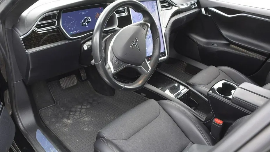 TESLA Model S -
