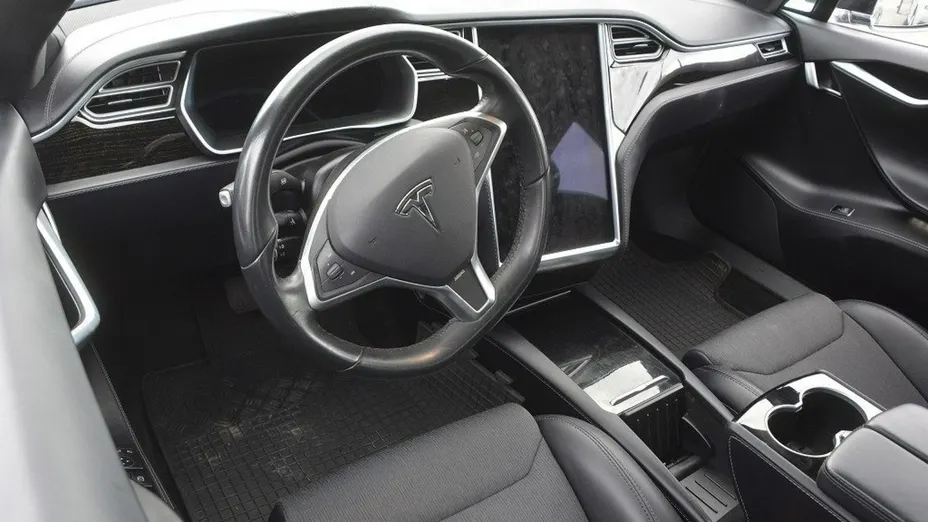 TESLA Model S -