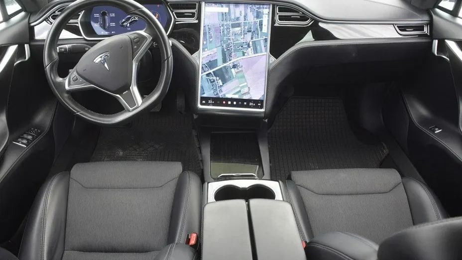 TESLA Model S -