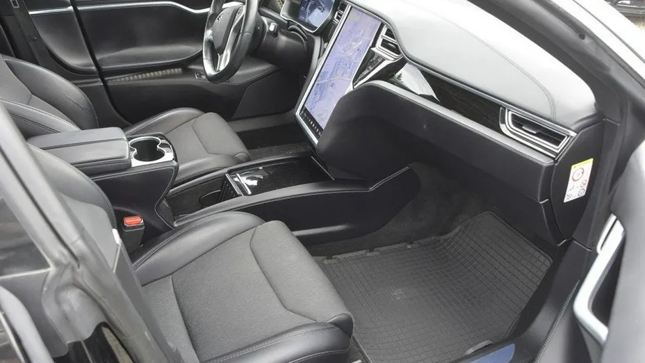 TESLA Model S -