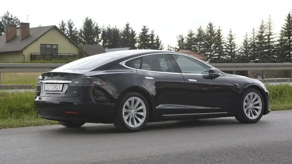 TESLA Model S -