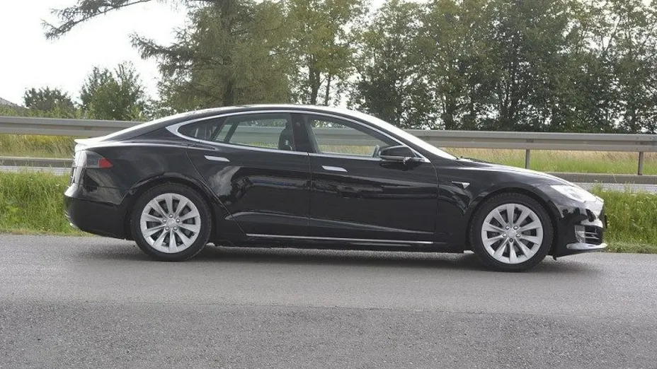 TESLA Model S -