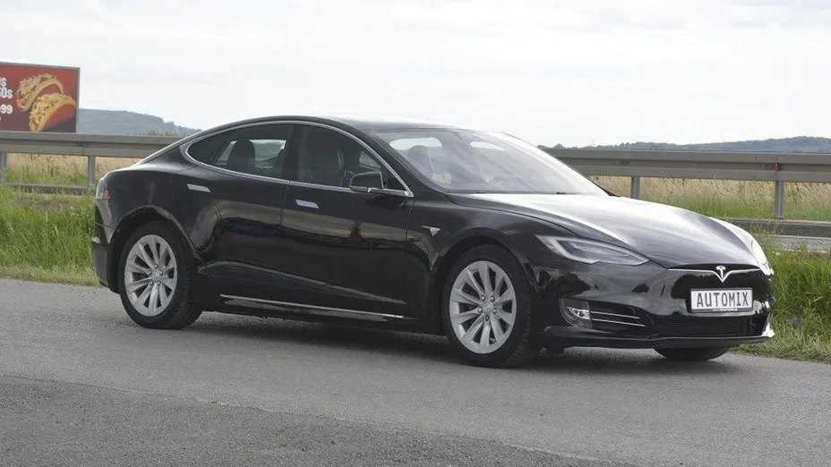 TESLA Model S -