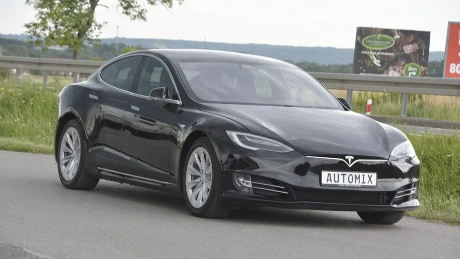 TESLA Model S -