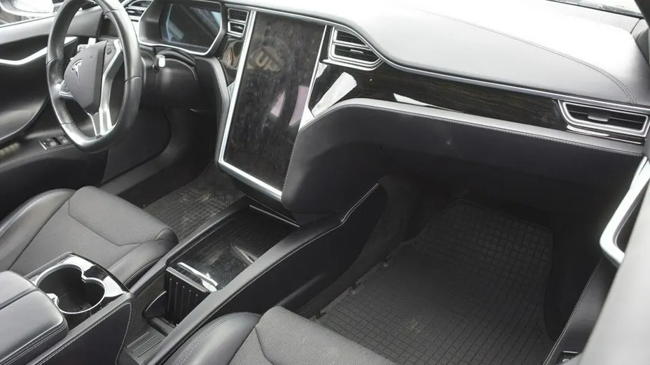 TESLA Model S -