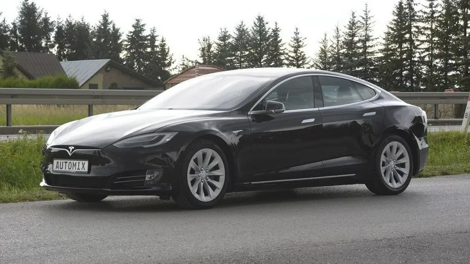 TESLA Model S -