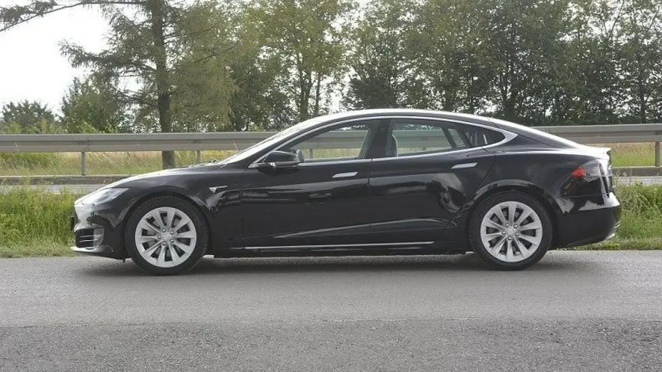 TESLA Model S -