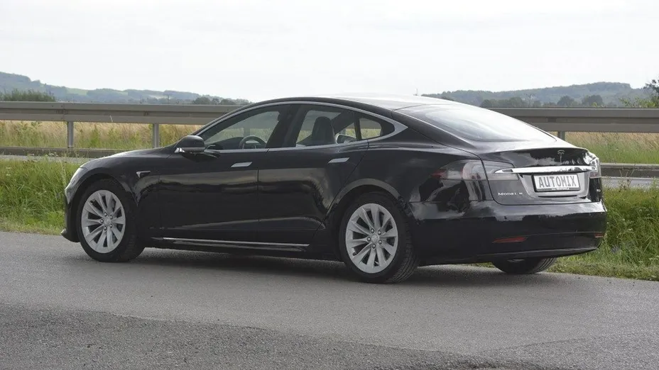 TESLA Model S -