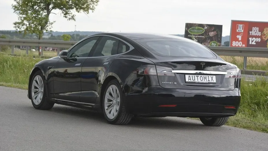 TESLA Model S -