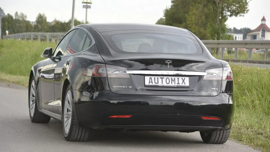 TESLA Model S -