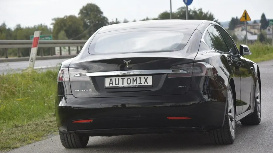 TESLA Model S -