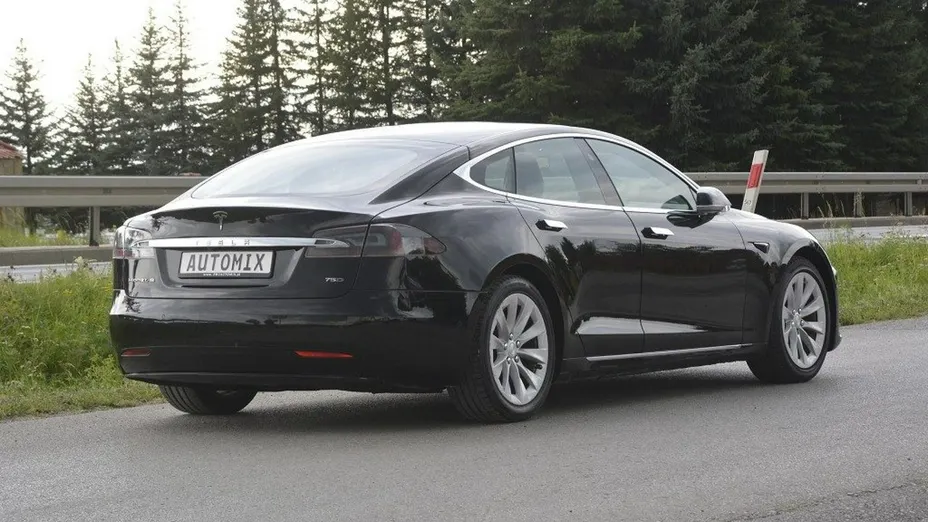 TESLA Model S -