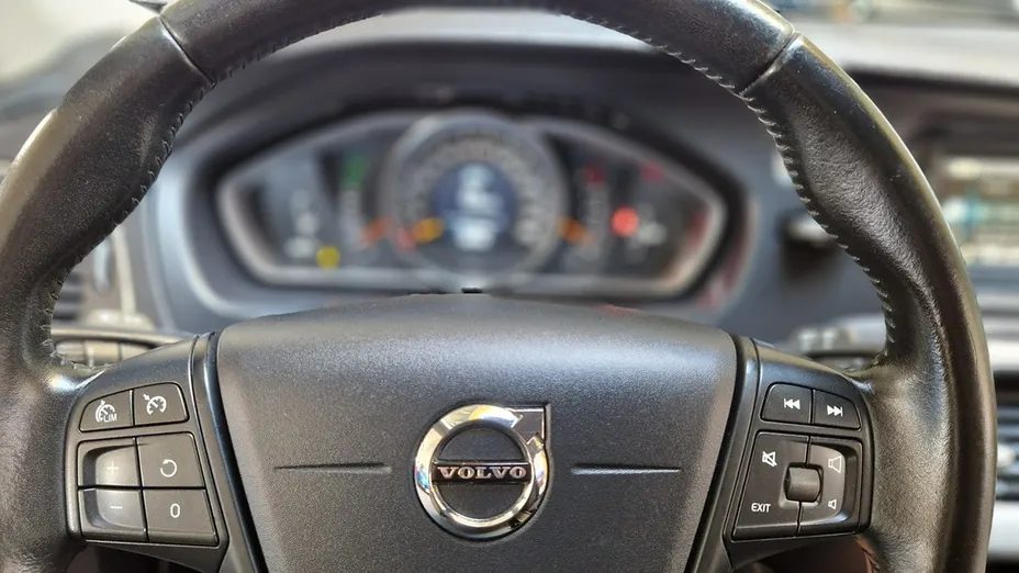 VOLVO V40 -