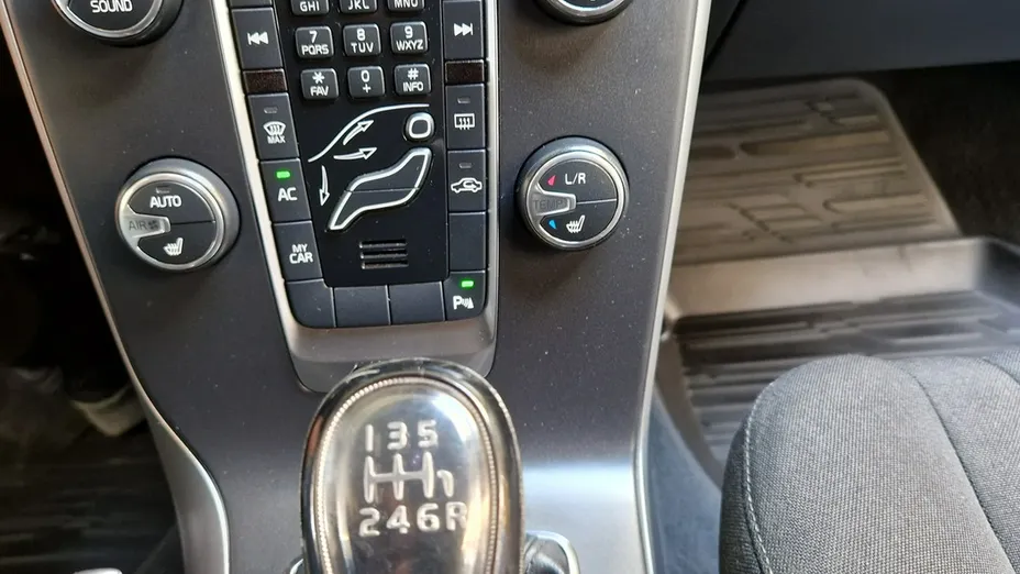 VOLVO V40 -