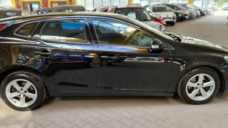 VOLVO V40 -