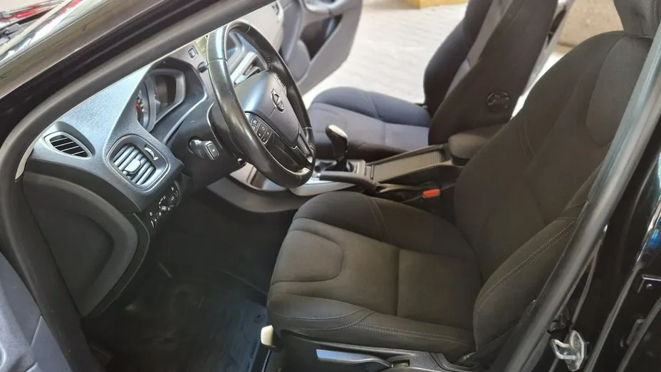 VOLVO V40 -