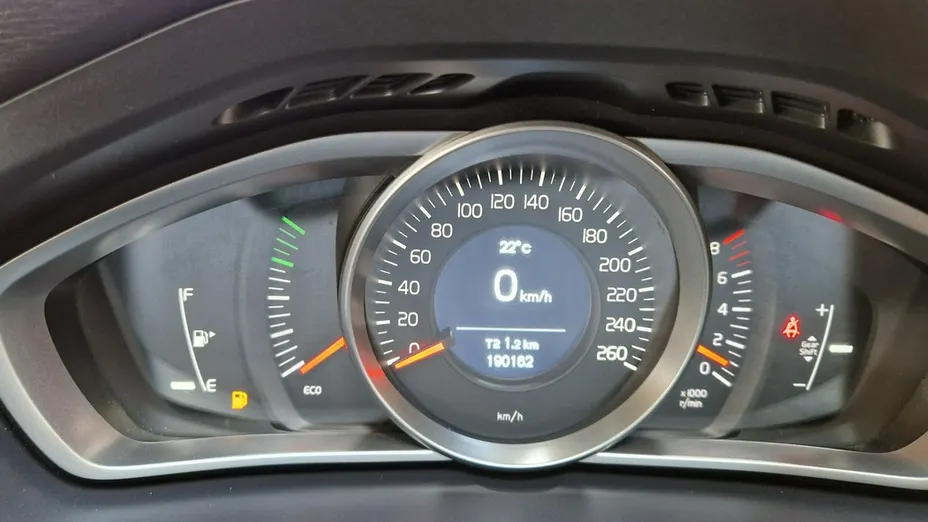 VOLVO V40 -