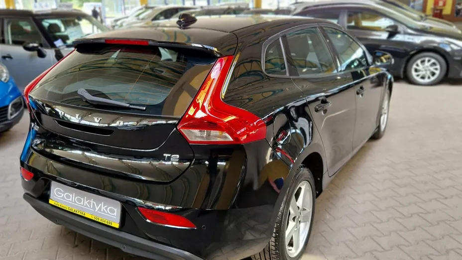 VOLVO V40 -