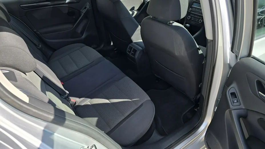 VOLKSWAGEN Golf -