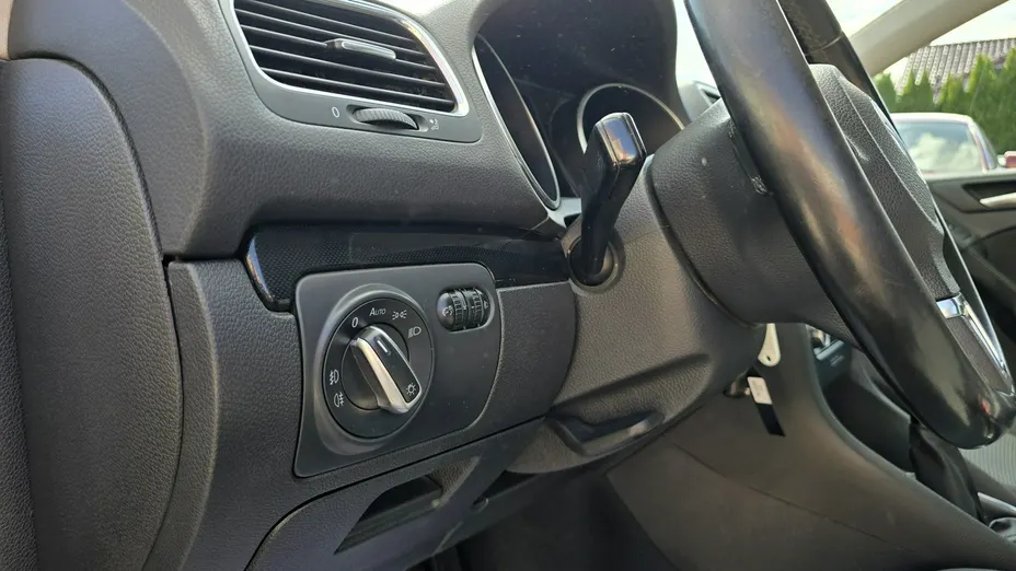 VOLKSWAGEN Golf -