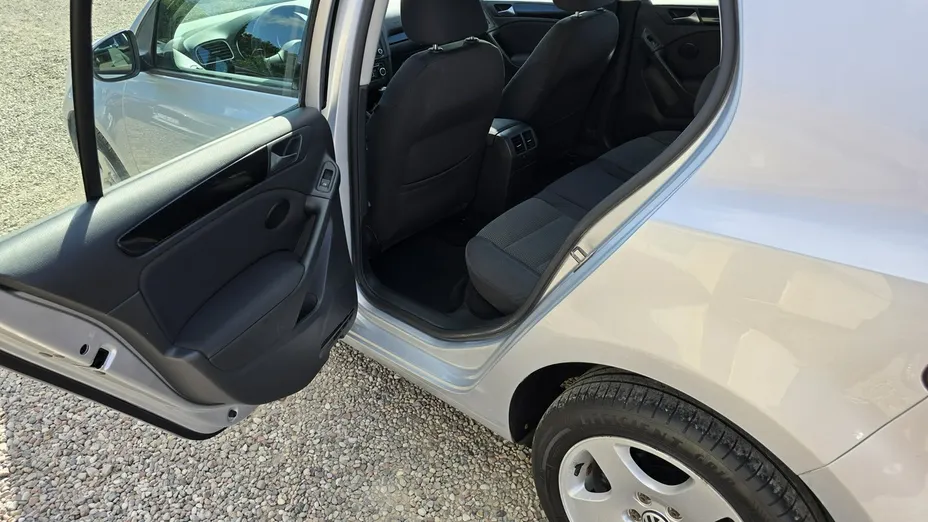VOLKSWAGEN Golf -