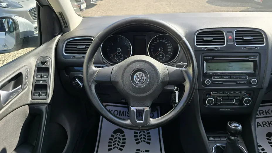 VOLKSWAGEN Golf -