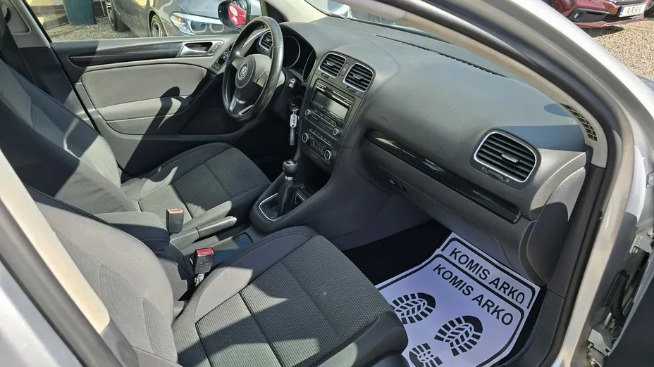VOLKSWAGEN Golf -