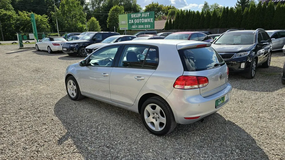 VOLKSWAGEN Golf -
