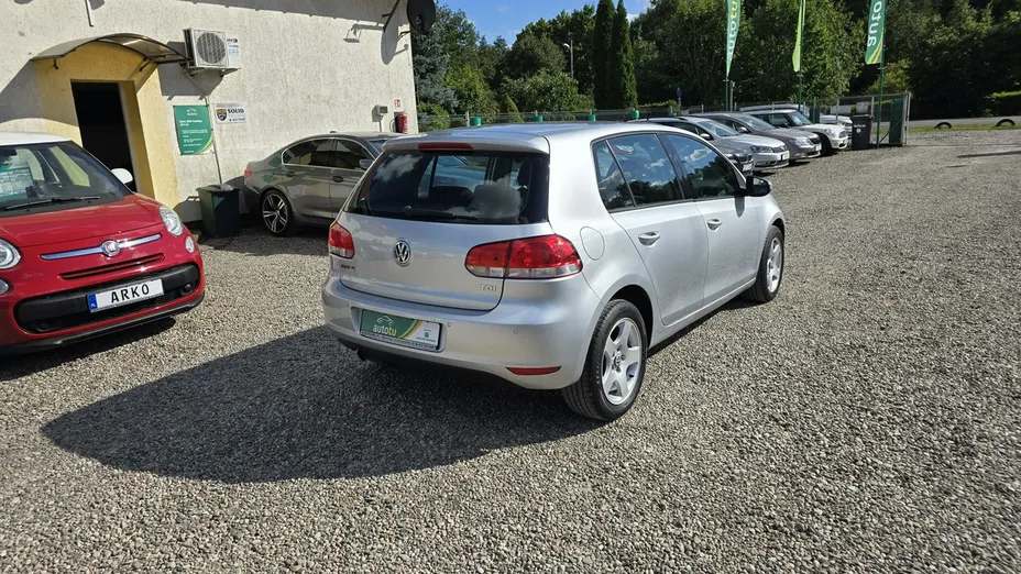 VOLKSWAGEN Golf -