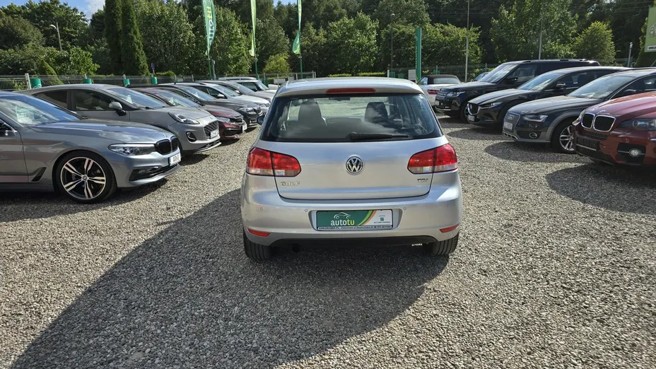VOLKSWAGEN Golf -