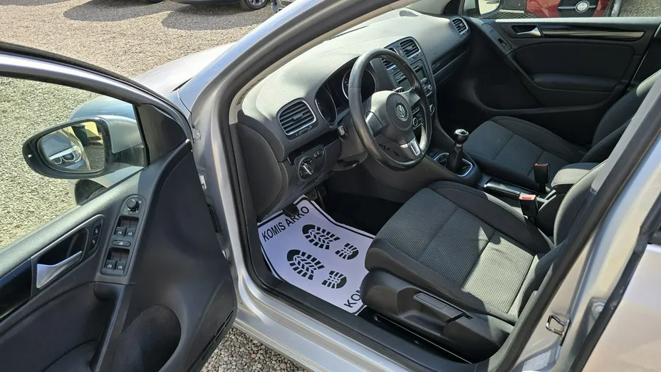 VOLKSWAGEN Golf -