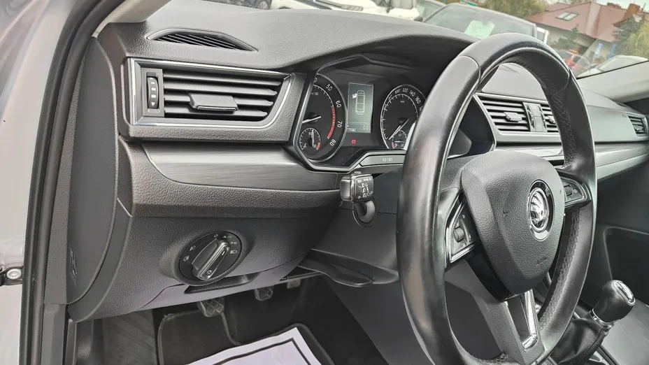 SKODA Superb -