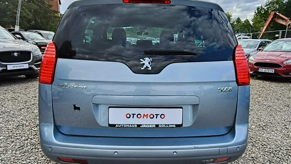 PEUGEOT 5008 -