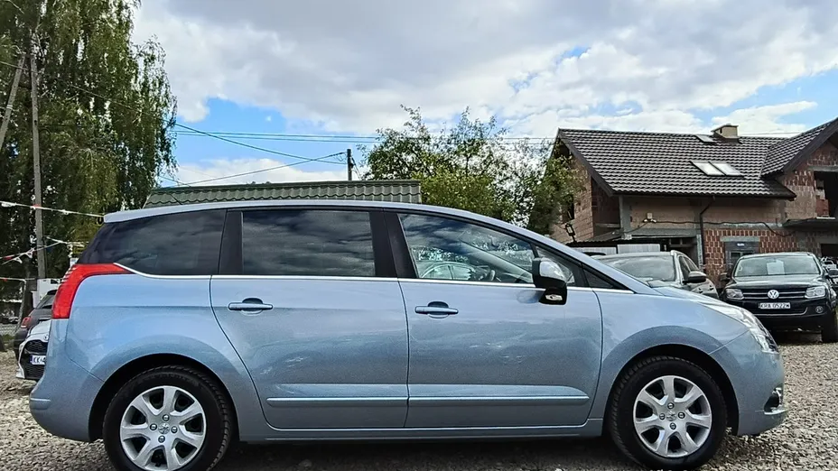 PEUGEOT 5008 -