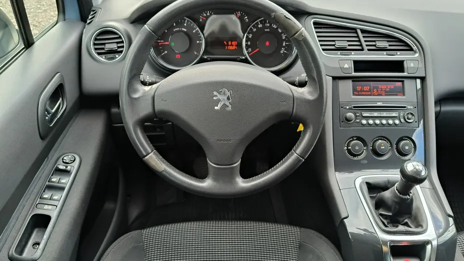 PEUGEOT 5008 -