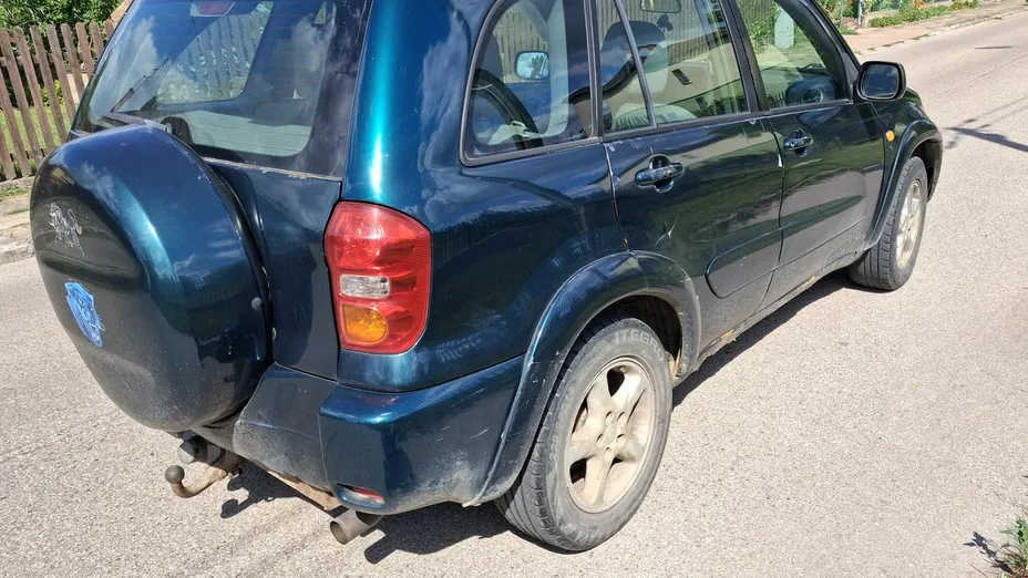 TOYOTA RAV4 -