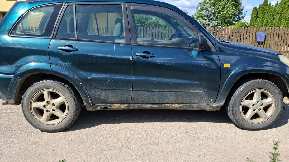 TOYOTA RAV4 -