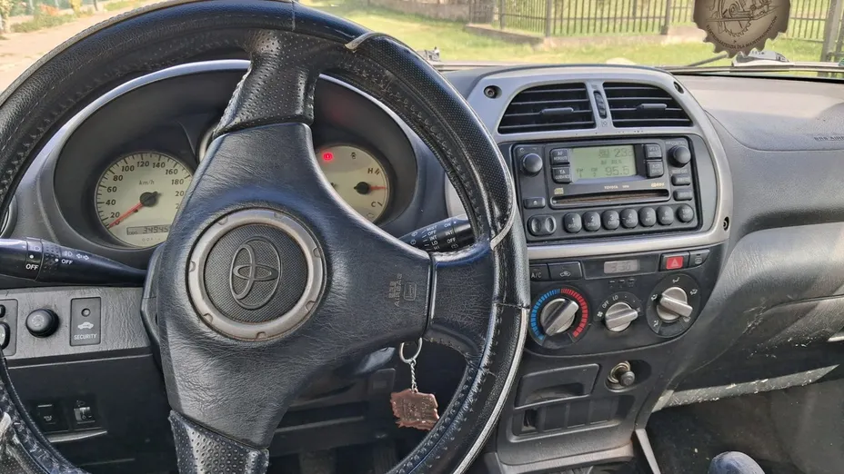 TOYOTA RAV4 -