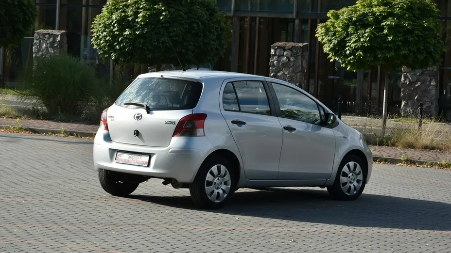 TOYOTA Yaris -
