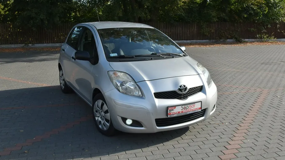 TOYOTA Yaris -