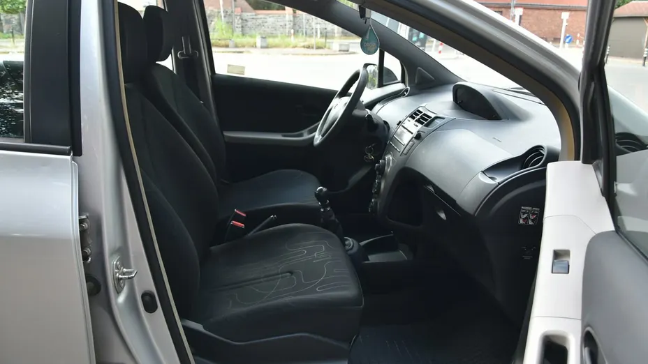 TOYOTA Yaris -