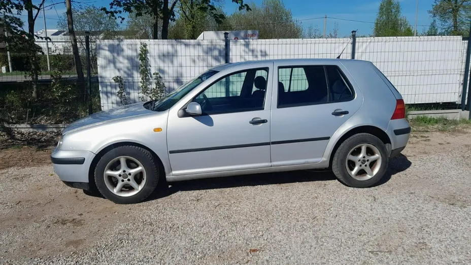 VOLKSWAGEN Golf -