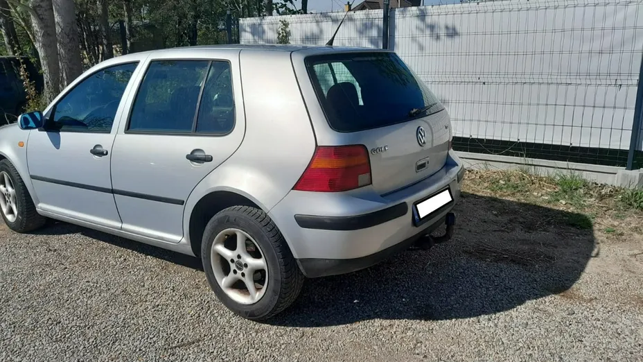 VOLKSWAGEN Golf -
